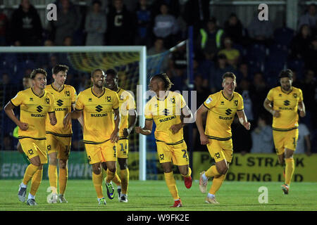 Kingston Upon Thames, Regno Unito. 13 Ago, 2019. David Kasumu di Milton Keynes Dons (5L) festeggia con i compagni di squadra dopo il suo punteggio del team secondo obiettivo. Carabao CUP COPPA EFL 1. round match, AFC Wimbledon v MK Dons al Cherry Red Records Stadium di Kingston upon Thames, Surrey martedì 13 agosto 2019. Questa immagine può essere utilizzata solo per scopi editoriali. Solo uso editoriale, è richiesta una licenza per uso commerciale. Nessun uso in scommesse, giochi o un singolo giocatore/club/league pubblicazioni. pic da Steffan Bowen/Andrew Orchard fotografia sportiva/Alamy Live news Foto Stock