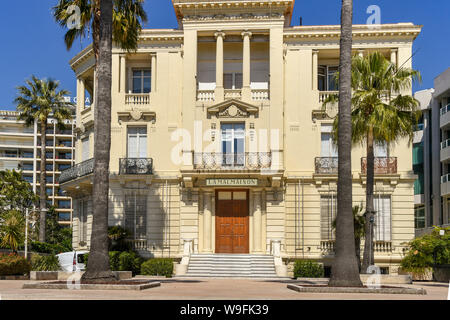 CANNES, Francia - Aprile 2019: Anteriore vista esterna di La Malmaison, una galleria di arte moderna in un edificio storico sul lungomare di Cannes. Foto Stock