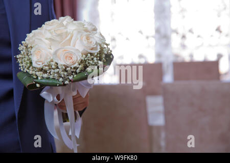 Mattina Groom Wedding Tasse . elegante elegante felice lo sposo con bouquet . Elegante fiducioso giovane e bella sposa con bouquet di nozze in mani Foto Stock