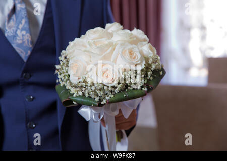 Mattina Groom Wedding Tasse . elegante elegante felice lo sposo con bouquet . Elegante fiducioso giovane e bella sposa con bouquet di nozze in mani Foto Stock