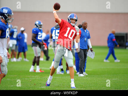 Agosto 13, 2019: Agosto 13, 2019: New York Giants Quarterback Eli Manning (10) scende di nuovo per passare la palla durante il training camp azione alla ricerca di diagnosi centro di formazione, East Rutherford, NJ. (Credito Immagine: © Bennett CohenZUMA filo) Foto Stock