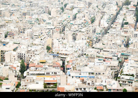 Una veduta aerea di edifici di appartamenti con tende colorate in Atene, Grecia. Foto Stock