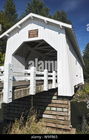 Hoffman ponte coperto di croci Crabtree Creek vicino scio, Oregon. Costruito nel 1937 e chiamato per il suo costruttore, Ponte di Hoffman che ancora porta il traffico. Foto Stock