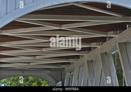 Larwood ponte coperto, vicino scio, Oregon, porta ancora il traffico su Crabtree Creek. Foto Stock