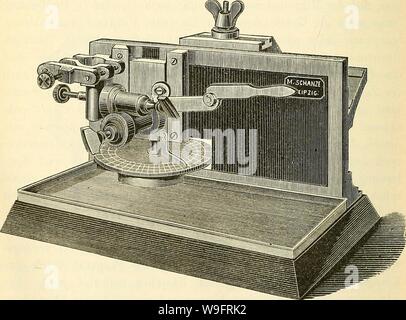 Immagine di archivio da pagina 65 del cursus der normalen Histologie zur. Cursus der normalen Histologie zur Einführing in den Gebrauch des Mikroskopes, sowie in das practicche Studium der Gewebelehre cursusdernormale00orth Anno: 1888 ( A.KÜNZ SIUT7E6HT Fig. 13. Schlittenmikrotom nach Thoma von R. Jung (Heidelberg). No. III. mit einfacher Aus- rüstung 62,50 Mk.; mit Mikrometerschraube wie in der figura 87,50 Mk.; Gefriervorrichtung dazu 20 Mk.; Kasten und Verpackung 10,20 Mk. Bereich des Messers kommt, welches Hülfe mit einer besonderen Vorrichtung auf einer horizontalen Ebene sehr leicht und gleich- Foto Stock
