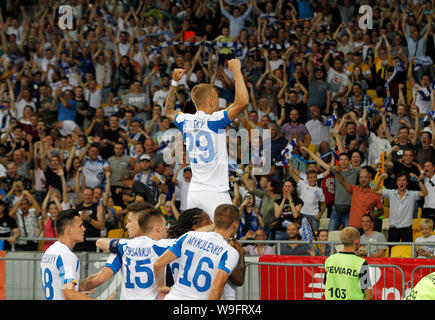 Vitaliy Buyalskiy di Dynamo Kyiv (C) celebra con i suoi compagni di squadra dopo un goal durante la UEFA Champions League terzo turno di qualificazione della seconda gamba partita di calcio tra FC Dynamo Kyiv e Club Brugge KV, al NSC Olimpiyskiy stadium di Kiev.(punteggio finale; Dynamo Kyiv 3:3 Club Brugge KV) Foto Stock