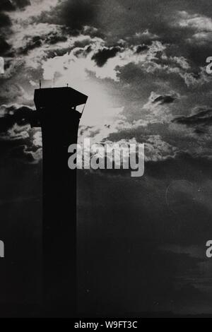 Bene in bianco e nero fotografia d'arte dagli anni settanta del vecchio aeroporto O'Hare della torre di controllo. Foto Stock