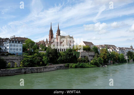 Una vista della skyline di Basilea e il fiume Reno, Svizzera Foto Stock