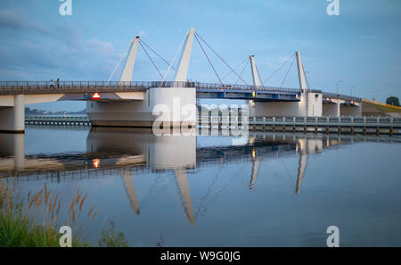 Ponte sul fiume "Morto Vistola" (polacco: Martwa Wis³a) in Sobieszewo / Polonia. Foto Stock