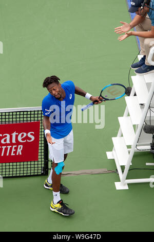 Cincinnati, OH, Stati Uniti d'America. 13 Ago, 2019. Occidentale e Meridionale Tennis aperto, Cincinnati, OH; Agosto 10-19, 2019. Gael Montfils scambi di parole con il terzo arbitro principale durante il Western e Southern Open Tennis Tournament giocato a Cincinnati, OH. Tiafoe ha vinto 7-6 6-3. Agosto 13, 2019. Foto di Wally nellâ/ZUMAPress Credito: Wally nellâ/ZUMA filo/Alamy Live News Foto Stock