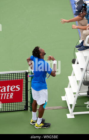 Cincinnati, OH, Stati Uniti d'America. 13 Ago, 2019. Occidentale e Meridionale Tennis aperto, Cincinnati, OH; Agosto 10-19, 2019. Gael Montfils scambi di parole con il terzo arbitro principale durante il Western e Southern Open Tennis Tournament giocato a Cincinnati, OH. Tiafoe ha vinto 7-6 6-3. Agosto 13, 2019. Foto di Wally nellâ/ZUMAPress Credito: Wally nellâ/ZUMA filo/Alamy Live News Foto Stock