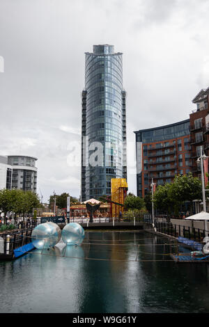 Lato East Plaza Apartments di Gunwharf Quays Portsmouth, conosciuta anche come la torre di rossetto Foto Stock