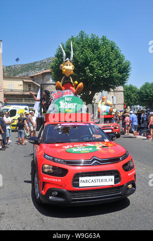 Il passaggio di una pubblicità di auto del Parc Asterix in la carovana del Tour de France in Anduze Foto Stock