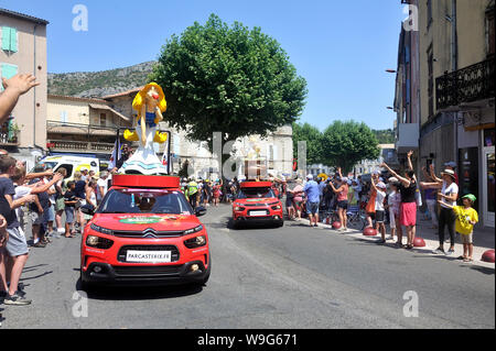 Il passaggio di una pubblicità di auto del Parc Asterix in la carovana del Tour de France in Anduze Foto Stock