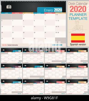 Utile scrivania calendario 2020 con lo spazio per posizionare una foto. Dimensioni: 210 mm x 148 mm. Versione spagnola - immagine vettoriale Illustrazione Vettoriale