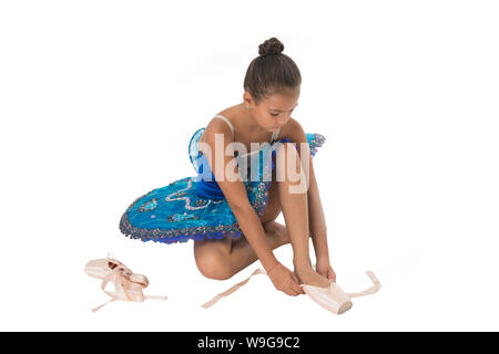 Lezioni di ballo. Scuola club. Sport e assistenza sanitaria. Piccola ballerina. Talentuoso ballerina. Bambino vestito gonna balletto sullo sfondo bianco isolato. Bambino ballare pratica. Ragazza stupenda ballerino fancy leotard. Foto Stock