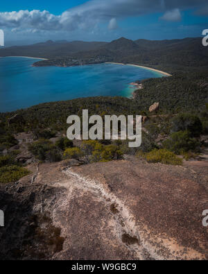 Vedute di Coles Bay dal granito rosa delle montagne del Parco Nazionale di Freycinet, Tasmania Foto Stock