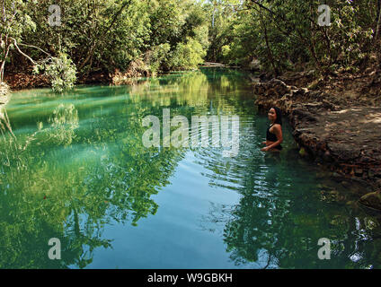 Cardwell Spa Piscina Nuoto foro precinct è un posto magico Cardwell su strada forestale nei pressi di città costiera, Cardwell, nel Queensland Australia Foto Stock