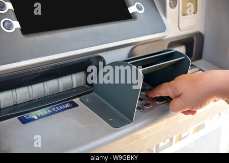 Imprenditrice wtihdrawing denaro dalla banca bancomat per transazione Foto Stock