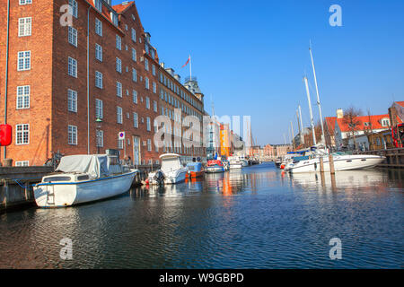 Copenhagen street e canale d'acqua con barche Foto Stock