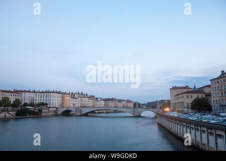Panorama del fiume Saone e il Quai de Saone riverbank e il fiume nel centro della città di Lione, con un focus sul Pont Bonaparte immagine ponte Foto Stock