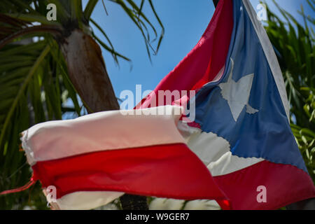 Puerto Rico proteste - un vestito di stracci Puerto Rico bandiera vola nella vecchia San Juan Puerto Rico - una strappata di Puerto Rican lembi di bandiera nel vento Foto Stock