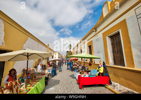 Monterrey, Messico-9 dicembre, 2018: bancarelle per le strade del centro storico della città (Barrio Antiguo) a Monterrey visualizzazione artigiano autentico wo Foto Stock