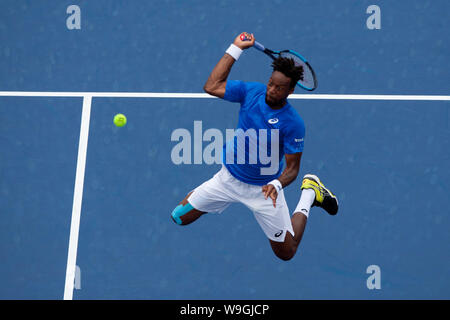 Cincinnati, Ohio, Stati Uniti d'America. 13 Ago, 2019. GAEL MONFILS di Francia sfonda la sfera nella sua partita contro Frances Tiafoe durante il Western e Southern Open Tennis Tournament. Tiafoe ha vinto 7-6, 6-3. Credito: Wally nellâ/ZUMA filo/Alamy Live News Foto Stock