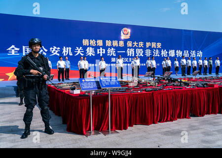 (190814) -- Pechino, 14 agosto 2019 (Xinhua) -- Un'attività distruggendo illegale di armi e di esplosivi è tenuto a Wuhan, capitale della Cina centrale della provincia di Hubei, Agosto 12, 2019. La polizia cinese il lunedì ha distrutto un totale di 107.000 armi illegali e grandi quantità di esplosivi in 154 città. Il distrutto armi ed esplosivi furono confiscati dalla polizia o girato oltre alla polizia dai loro possessori volontariamente poiché lo scorso anno. Il Lunedì attività era la seconda del suo genere lanciato dal Ministero della pubblica sicurezza dopo che la polizia ha distrutto illegale di armi e di esplosivi in 146 città ultimo Septembe Foto Stock