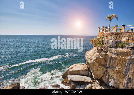 Puerto Vallarta, romantico ristorante di lusso affacciato sulla scenica paesaggi oceano vicino alla baia di Banderas Foto Stock