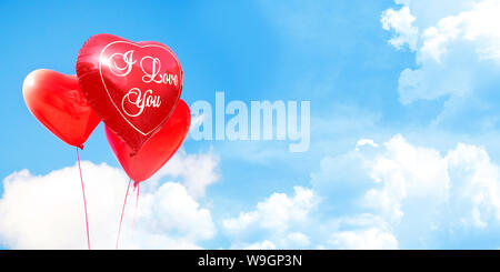 Tre rossi forma di cuore palloncini volare nel cielo. Il giorno di San Valentino tema sfondo. Foto Stock