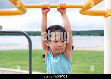 Poco attivo toddler ragazza sul parco giochi Foto Stock