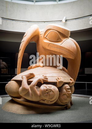 Il Corvo ed il primo degli uomini, una scultura di Haida artista Bill Reid, nella rotunda della University of British Columbia e il Museo di Antropologia. Foto Stock