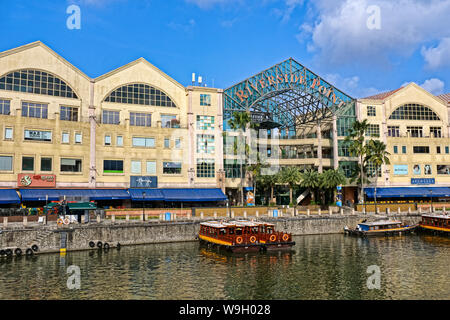 Riverside punto in Clarke Quay, dal Fiume Singapore a Singapore, ristrutturati vecchi magazzini trasformate in ristoranti e luoghi di intrattenimento Foto Stock