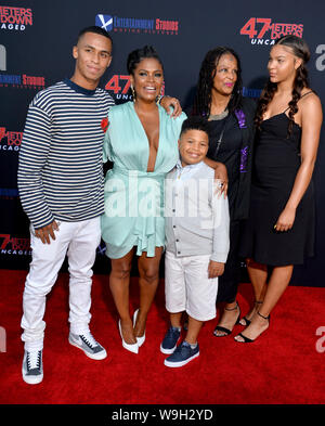 Los Angeles, Stati Uniti d'America. 13 Ago, 2019. LOS ANGELES, Stati Uniti d'America.: Nia Long, Ime Udoka & Famiglia alla premiere di '47 metri giù: Uncaged' al Regency Village Theatre. Credito Foto: Paul Smith/Alamy Live News Foto Stock