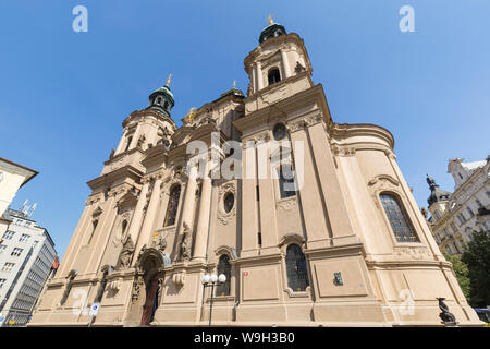 Di fronte alla chiesa di San Nicola nella Città Vecchia (Staré Mesto) di Praga nella Repubblica ceca, in una giornata di sole. Foto Stock