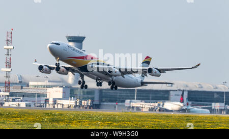 Belgio Airbus A340 operati da British Airways sollevare da Toronto Pearson Intl. Aeroporto. Foto Stock