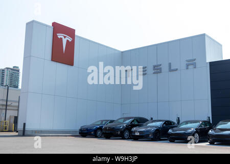 Al di fuori di Tesla Store - Toronto (Etobicoke) con automobili per testare le unità parcheggiata, in carica. Foto Stock