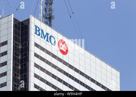 BMO (Bank of Montreal) il logo in primo luogo canadese grattacielo nel centro cittadino di Toronto. Foto Stock