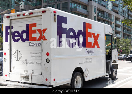 FedEx Express carrello su strada nel centro cittadino di Toronto. Foto Stock