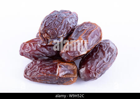 Il Ramadan il cibo e le bevande del concetto. Close up date frutto su sfondo bianco. Foto Stock