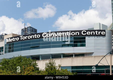 Parte anteriore del Metro Toronto Convention Center in poco nuvoloso, giornata soleggiata nel centro cittadino di Toronto. Foto Stock