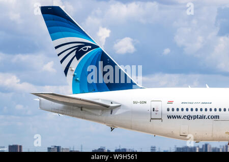 Coda di Egypt Air Boeing 777-300ER visto all'Aeroporto Internazionale Pearson di Toronto. Foto Stock