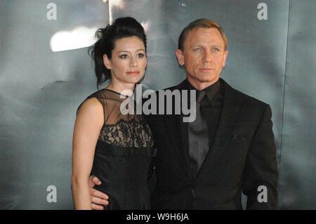 Attore di Hollywood Daniel Craig (R) e la sua fidanzata Satsuki Mitchell arrivano per la premiere dell'ultimo film di James Bond Casino Royale a Pechino, M Foto Stock