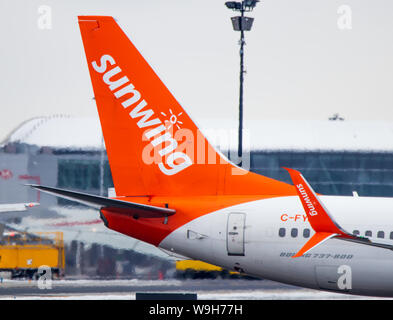 Sunwing Airlines Boeing 737-8 tail visto a Toronto Pearson Intl. Aeroporto dopo lo sbrinamento su un mattino nevoso. Foto Stock