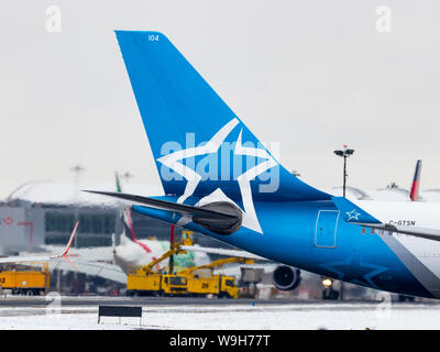 Air Transat Airbus A330 visto di coda a Toronto Pearson Intl. Aeroporto dopo lo sbrinamento su un mattino nevoso. Foto Stock