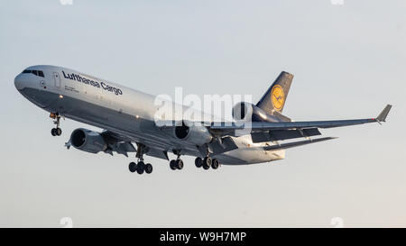 Lufthansa Cargo MD-11 in atterraggio a Toronto Pearson Intl. Aeroporto. Foto Stock