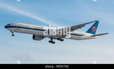 China Southern Airlines Boeing 777-3 in atterraggio a Toronto Pearson Intl. Aeroporto. Foto Stock