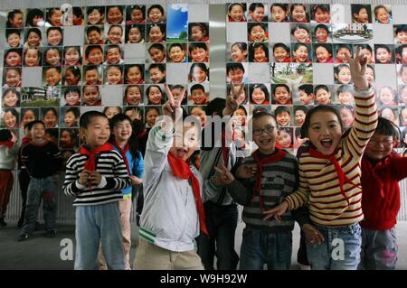 Scuola di allietare i ragazzi di fronte alla faccia sorridente parete con i loro ritratti al No.1 Gulou Elementray Scuola n Nanjing East Chinas provincia dello Jiangsu, Apri Foto Stock