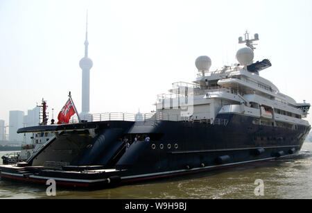 Il polpo, di proprietà di Microsoft co-fondatore Paul Allen, tira in porta di Shanghai International Terminal delle Crociere lungo il fiume Huangpu, 29 Marzo 2 Foto Stock